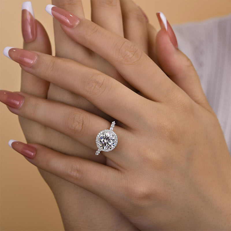 Stunning Halo Round Cut Engagement Ring