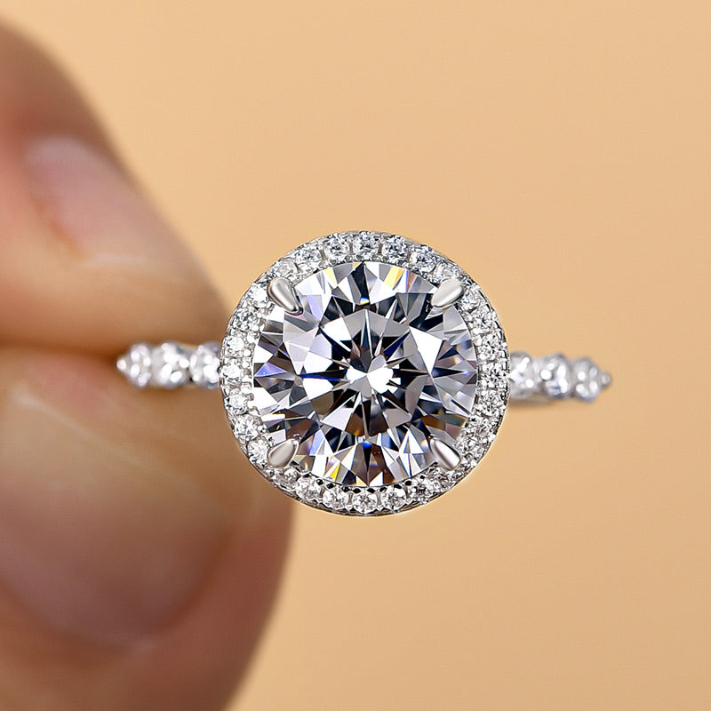 Stunning Halo Round Cut Engagement Ring