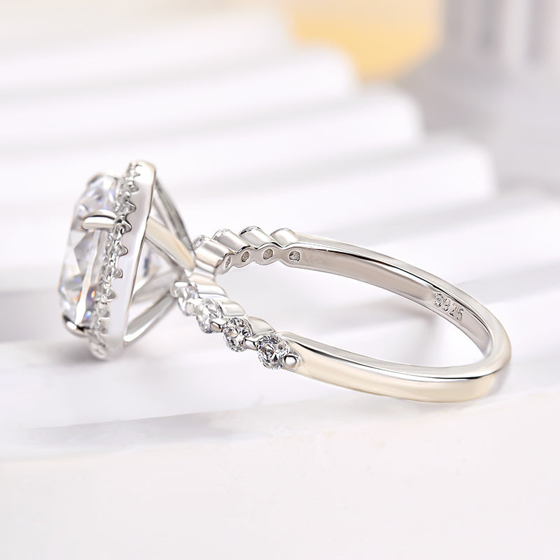 Stunning Halo Round Cut Engagement Ring