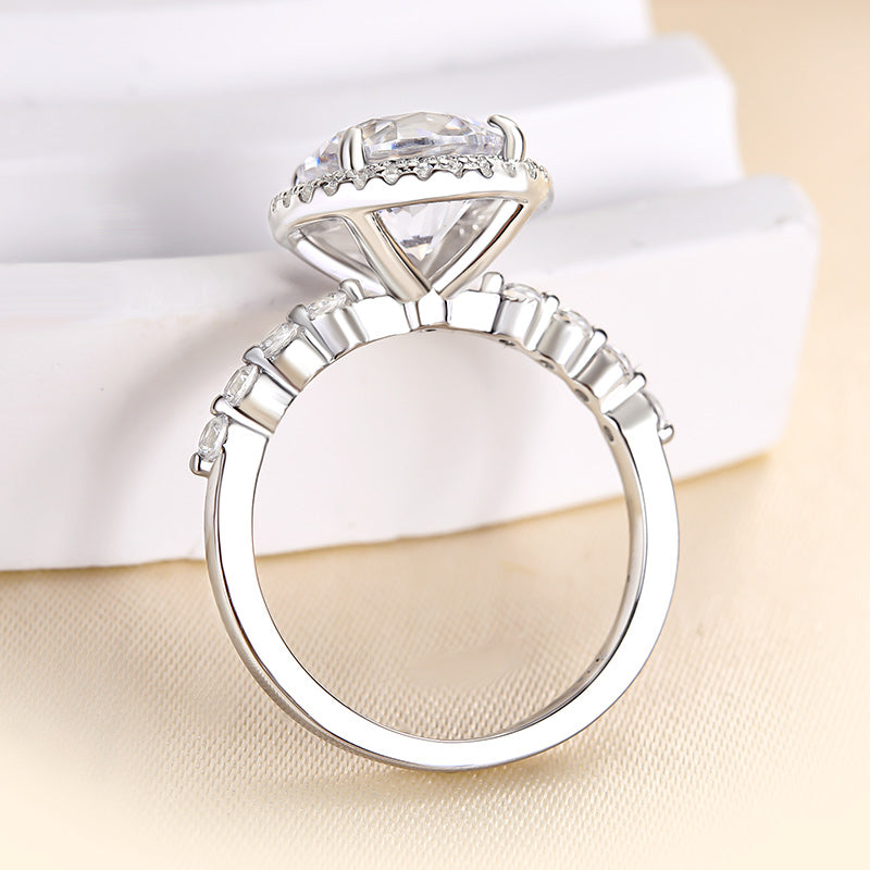 Stunning Halo Round Cut Engagement Ring