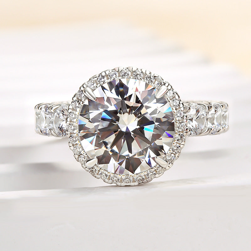 Luxury Halo Round Cut Engagement Ring