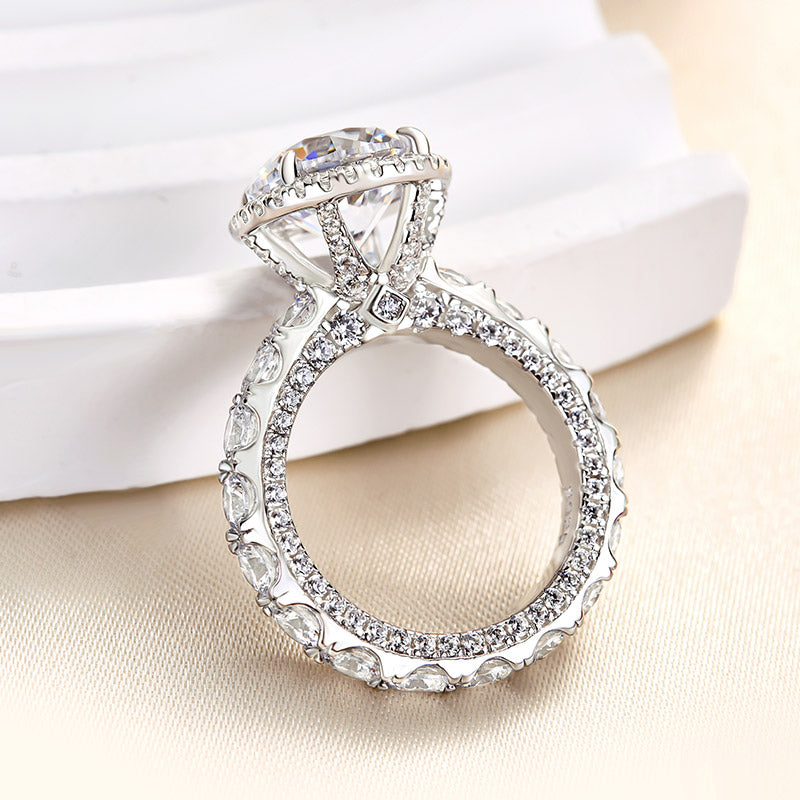 Luxury Halo Round Cut Engagement Ring